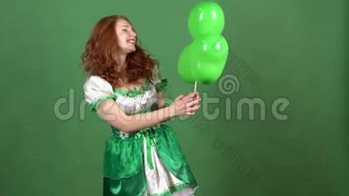 年轻女子穿着传统的连衣裙<strong>拿</strong>着<strong>气球</strong>`庆祝圣帕特里克节
